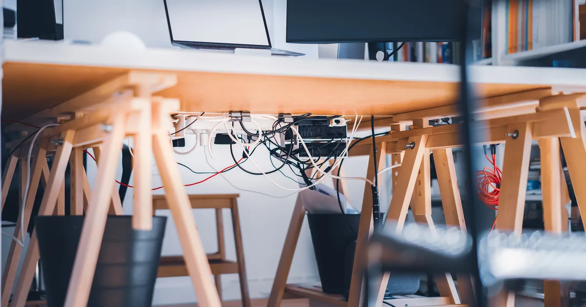 Standing Desk Cable Management: Keep Cables Tidy (2026)