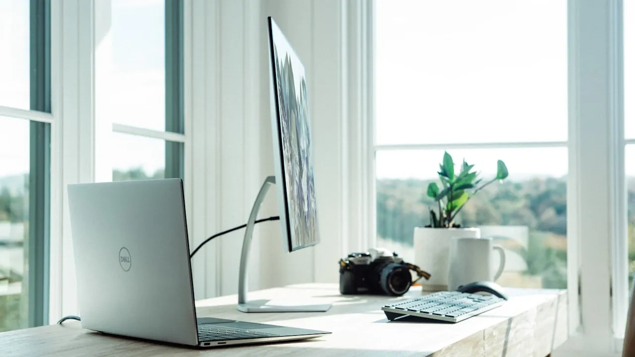 How to Stop Standing Desk Wobble on Carpet (5 Tested Fixes) — Ergonomic Workstation & Spec Review