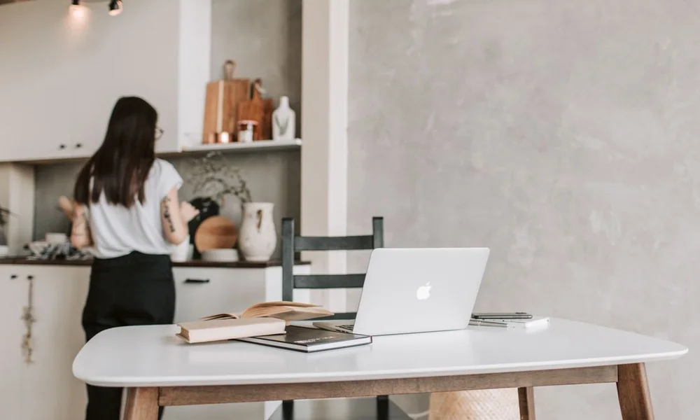 Proper sit stand desk transitions preventing musculoskeletal fatigue during office work