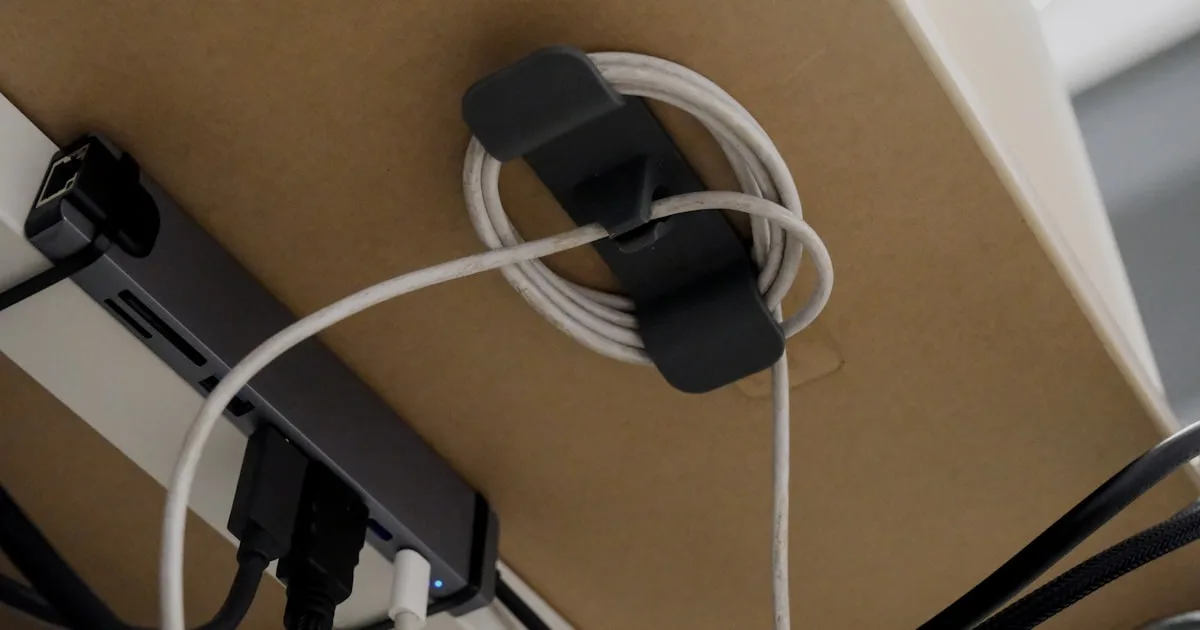 Clean standing desk wire spine cable organizer flexing with desk height adjustments